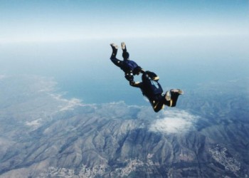 You will learn how to exit the aircraft in pairs or even in a formation with severel skydivers.